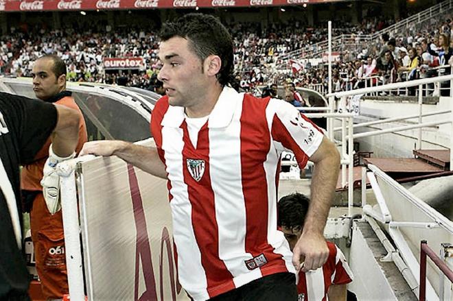 Urko Arroyo salta al campo con el Athletic Club de Bilbao.