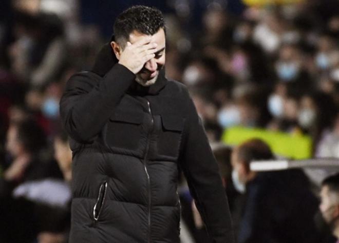 Xavi se lleva una mano a la cabeza durante el Linares-Barcelona (FOTO: EFE).