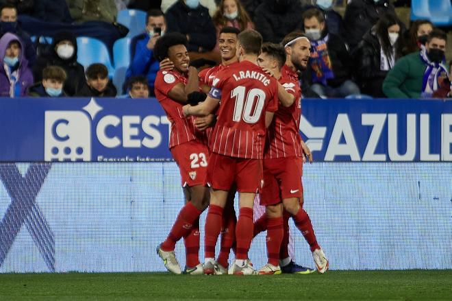 Koundé celebra con sus compañeros el gol del Sevilla ante el Zaragoza.
