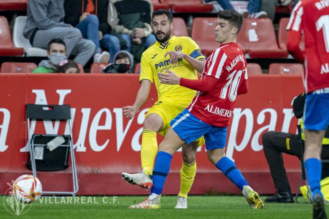 Nacho Méndez presiona a Mario Gaspar durante el Sporting-Villarreal de Copa del Rey (Foto: Villarr