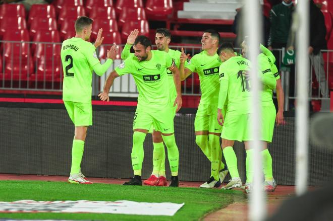 Los jugadores del Elche celebran su gol al Almería (Foto: ECF).