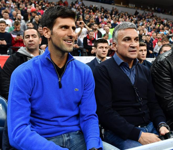 Novak Djokovic y su padre Srdjan, durante un partido (Foto: Cordon Press).