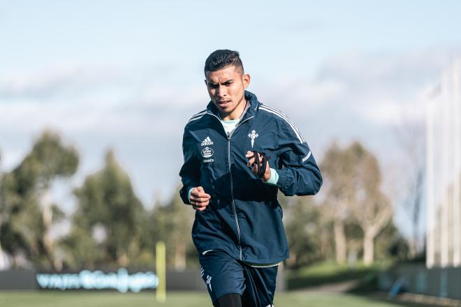 Orbelín Pineda corriendo en Afouteza (Foto: RC Celta).