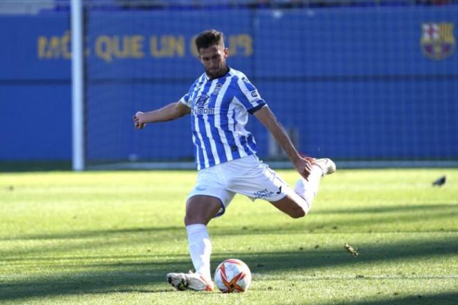 Carlos Delgado golpea el balón con el Atlético Baleares (Foto: MallorcaEsport)