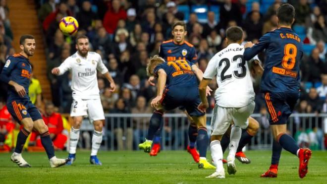 Daniel Wass se marca en propia en el último partido en el Santiago Bernabéu del Valencia CF (Foto: EFE).