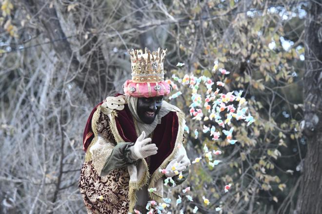 Monchi, lanzando caramelos en la Cabalgata de Reyes (Foto: Kiko Hurtado).