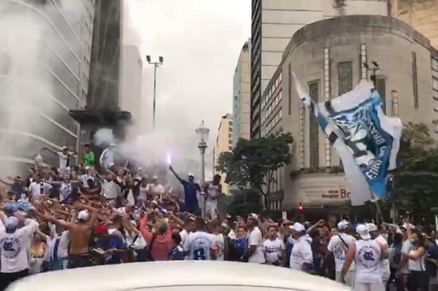 Seguidores del Cruzeiro toman la plaza Sete en protesta por la salida de Fábio (Foto: O Tempo).