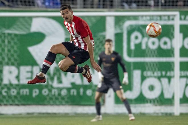 Vuelo de Dani Vivian en la Copa en Mancha Real (Foto: Athletic Club).