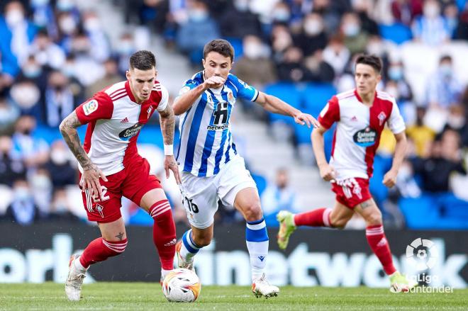 Santi Mina protege el balón ante Ander Guevara en el Real Sociedad-Celta (Foto: LaLiga).