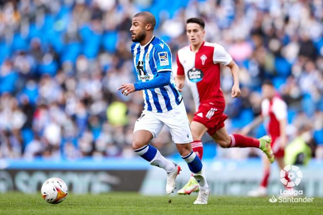 Rafinha, perseguido por Cervi en el Real Sociedad-Celta (Foto: LaLiga).