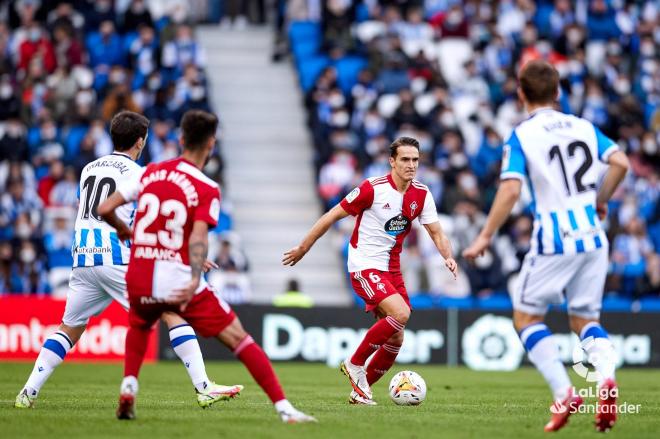 Denis Suárez conduce el balón ante dos rivales y Brais Méndez en el Real Sociedad-Celta (Foto: L