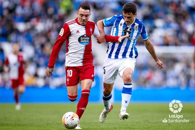 Iago Aspas protege el balón ante Aritz Elustondo en el Real Sociedad-Celta (Foto: LaLiga).