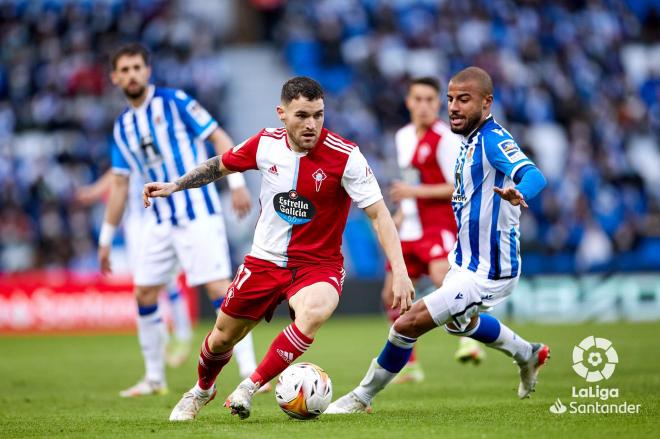 Javi Galán regatea a Rafinha durante el Real Sociedad-Celta (Foto: LaLiga).