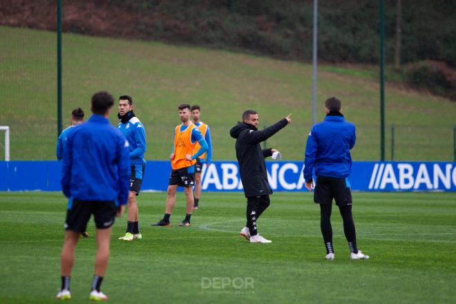 Borja Jiménez dando instrucciones a sus jugadores durante un entrenamiento (Foto: RCD).