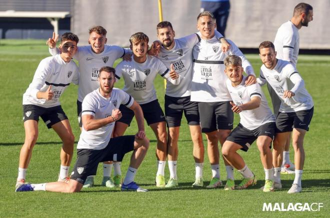 Vadillo, junto a sus compañeros, en el primer entrenamiento con el Málaga (Foto: MCF).