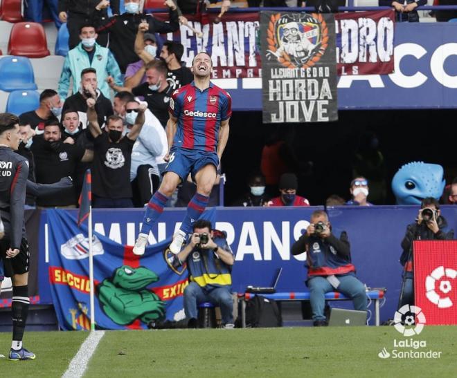 Soldado celebra su gol en el Levante - Mallorca. (Foto: LaLiga)