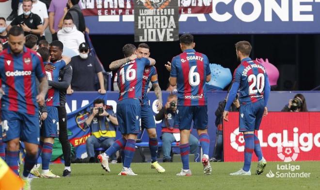Los jugadores del Levante celebran el gol de Soldado(Foto: LaLiga).