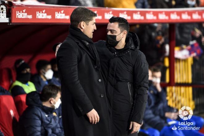 Xavi habla con Robert Moreno en la banda de Los Cármenes antes del Granada-Barça (Foto: LaLiga