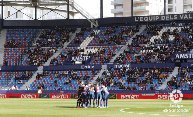 Piña de los jugadores del Levante ante el Mallorca (Foto: LaLiga).