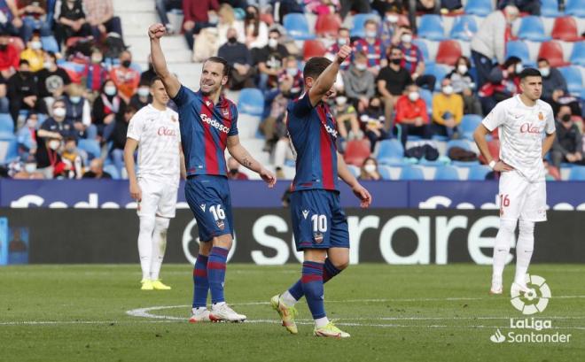 Soldado y Bardhi, tras el gol al Mallorca (Foto: LaLiga).