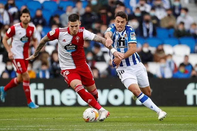 Santi Mina, presionado por Ander Guevara en el Real Sociedad-Celta (Foto: EFE).