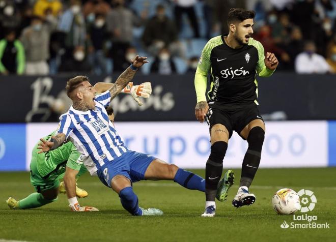 Brandon protesta una acción en el Málaga-Sporting (Foto: LaLiga).