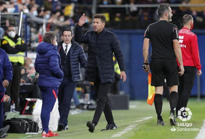 El Cholo Simeone da indicaciones durante el Villarreal-Atlético de Madrid (Foto: LaLiga).
