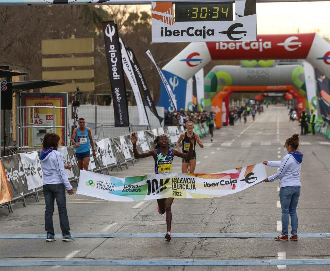 El viento impide un récord en el 10K Valencia Ibercaja