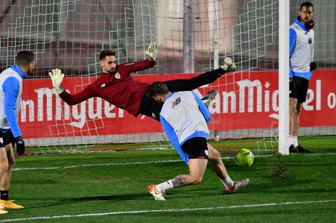 Espectacular vuelo de Jokin Ezkieta en Lezama (Foto: Athletic Club).