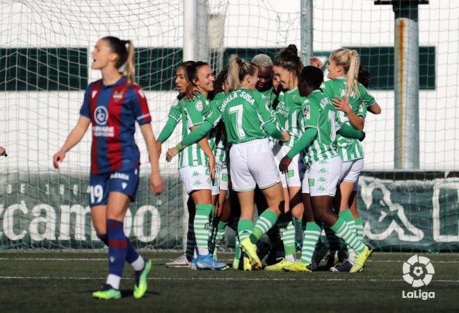 Las jugadoras de Betis Féminas celebran el gol.