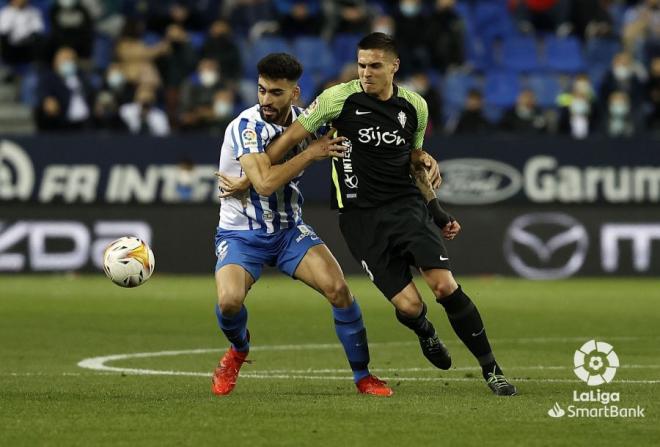 Juande pelea por un balón en el Málaga-Sporting (Foto: LaLiga).