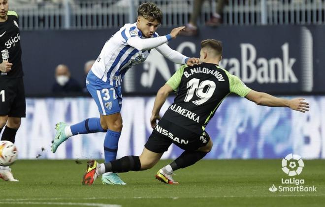 Kevin forcejea con Milovanov en el Málaga-Sporting (Foto: LaLiga).