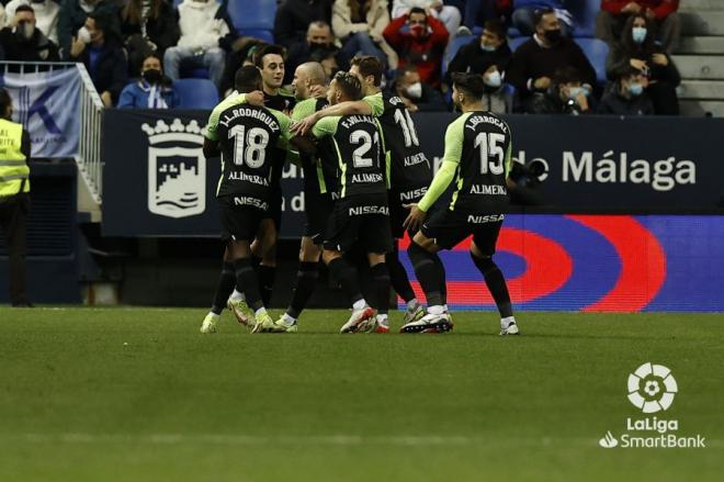 Los jugadores del Sporting celebran un gol ante el Málaga (Foto: LaLiga).