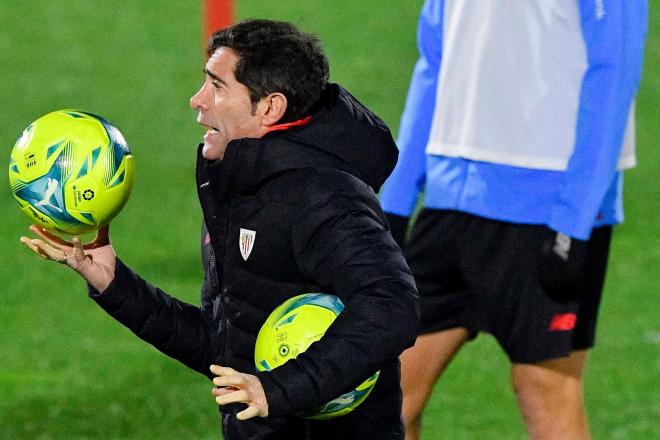 Marcelino García Toral domina los balones en Lezama (Foto: Athletic Club).