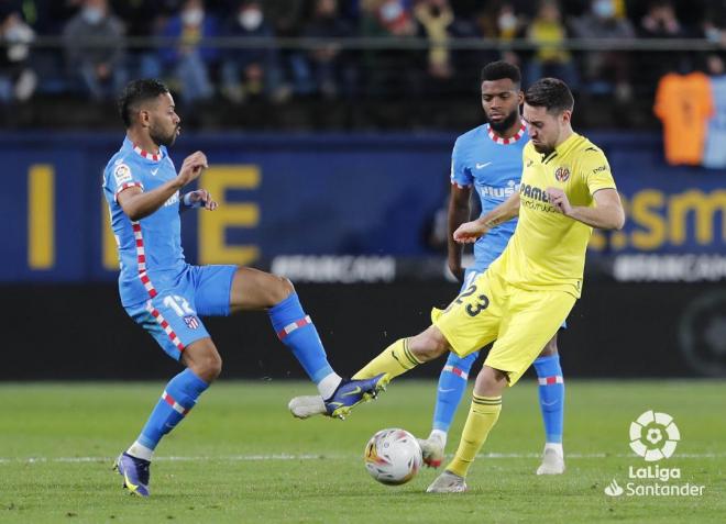 Renan Lodi y Moi Gómez pelean por un balón en el Villarreal-Atlético de Madrid (Foto: LaLiga).