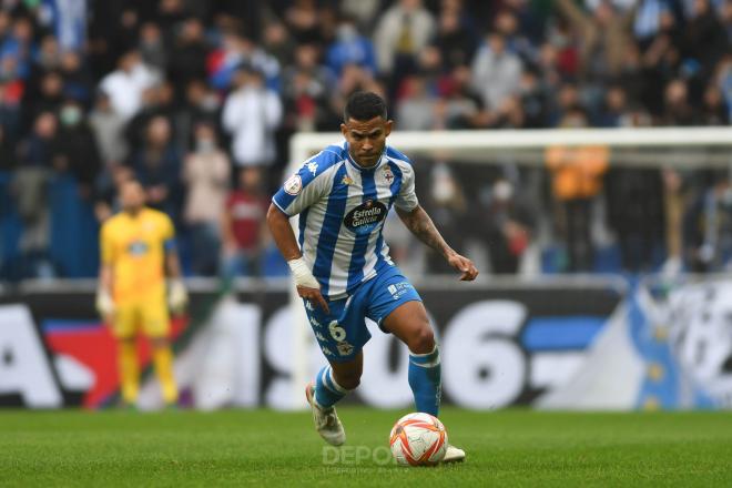 Juergen con el balón en el estadio de Riazor (Foto: RCD).