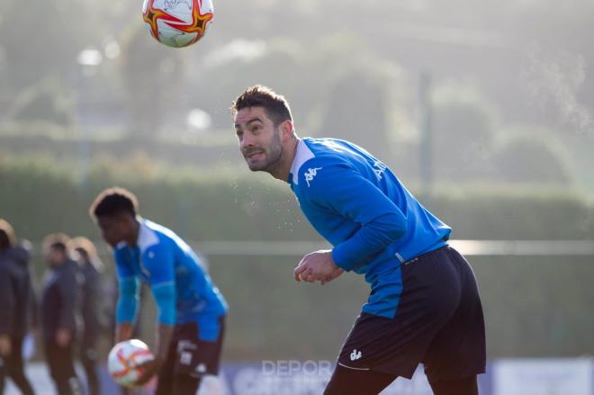 Mackay despejando un balón en la Ciudad Deportiva de Abegondo (Foto: RCD).