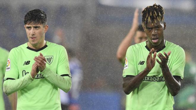 Nico Serrano y Nico Williams aplauden bajo la lluvia en Mendizorrotza (Foto: Athletic Club).
