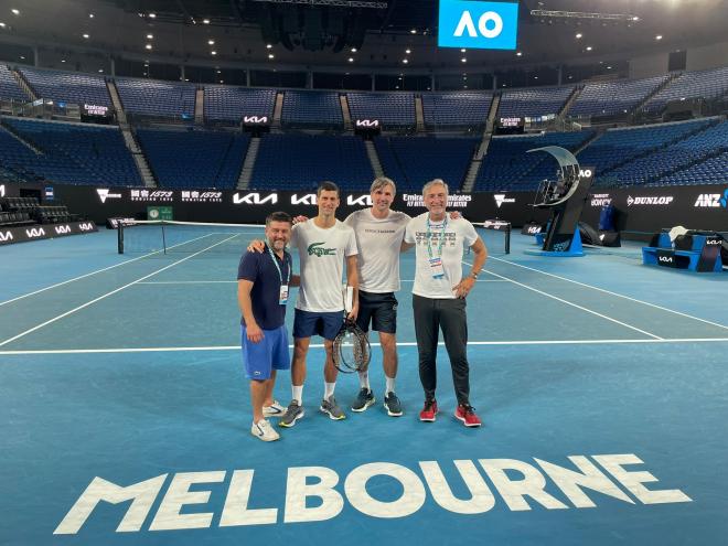 Novak Djokovic, preparado para el Open de Australia junto a su equipo (Foto: @DjokerNole).
