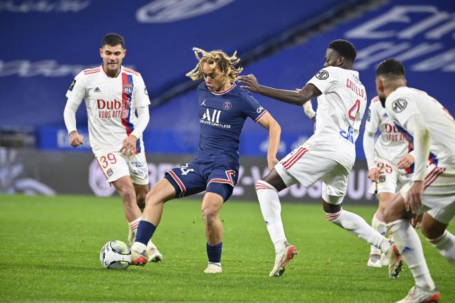 Xavi Simons controla el balón en el Lyon-PSG (Foto: Cordon Press).