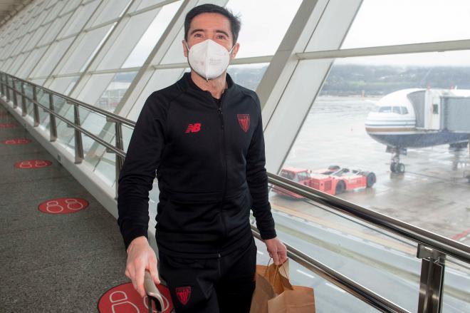 Marcelino, en el aeropuerto de Loiu, en ruta hacia un nuevo viaje con sus maletas (Foto: Athletic Club).