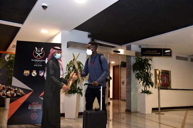 Iñaki Williams recibido en Arabia para la Supercopa (Foto: Athletic Club).