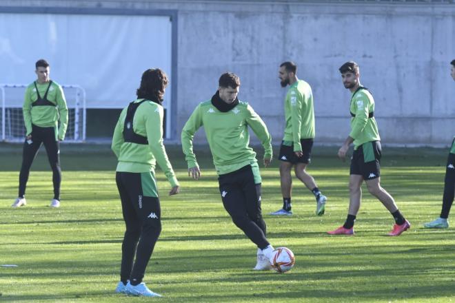 Guido Rodríguez en el entrenamiento del Betis de este miércoles (Foto: Kiko Hurtado)