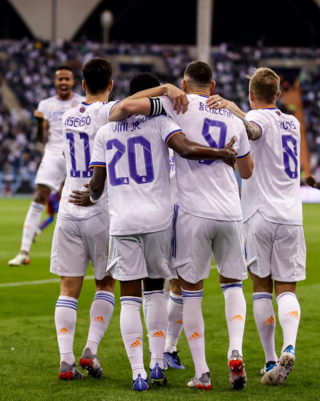 Los jugadores del Real Madrid celebran el gol de Vini en la semifinal de la Supercopa de España en