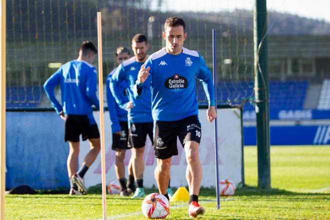 Juan Carlos Menudo con el balón en la Ciudad Deportiva de Abegondo (Foto: RCD).