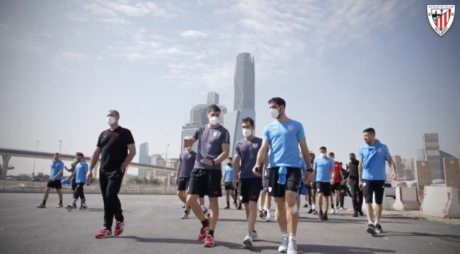 Paseo de la expedición del Athletic Club este miércoles en Riyadh, sede de la Supercopa 2022.