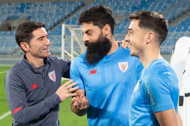 Marcelino se ríe con Asier Villalibre en la Supercopa de Arabia (Foto: Athletic Club).