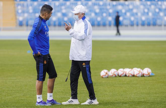 Carlo Ancelotti charla con Casemiro en un entrenamiento del Real Madrid (Foto: RFEF).