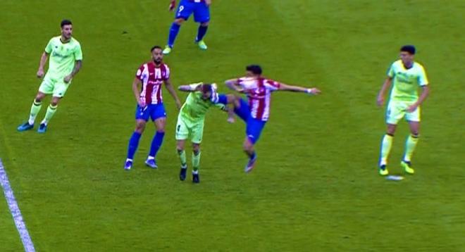 José María Giménez golpea en la cara a Iñigo Martínez durante el Atlético de Madrid-Athletic de la Supercopa de España.