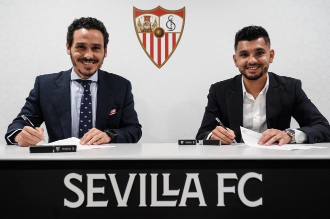 Tecatito firma su contrato con el Sevilla FC (Foto: SFC).